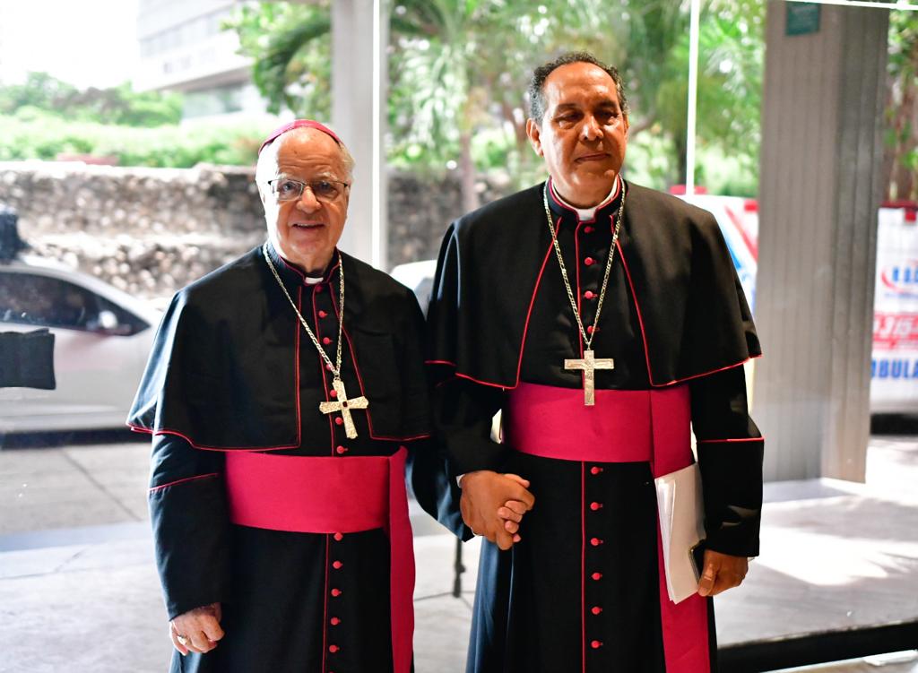 El homenajeado, monseñor Víctor Tamayo y el Arzobispo de Barranquilla, monseñor Pablo Salas.