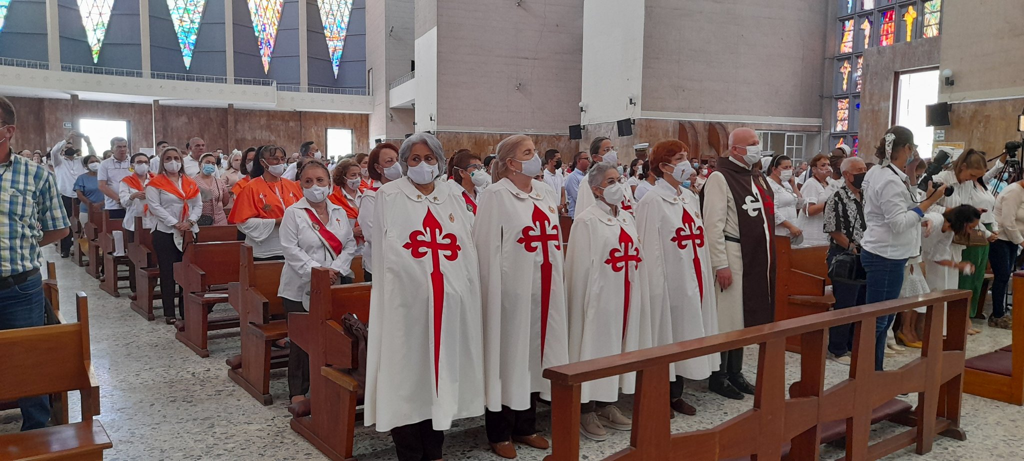 Feligreses de diferentes parroquias y grupos apostólicos participan del homenaje a monseñor Víctor Tamayo.