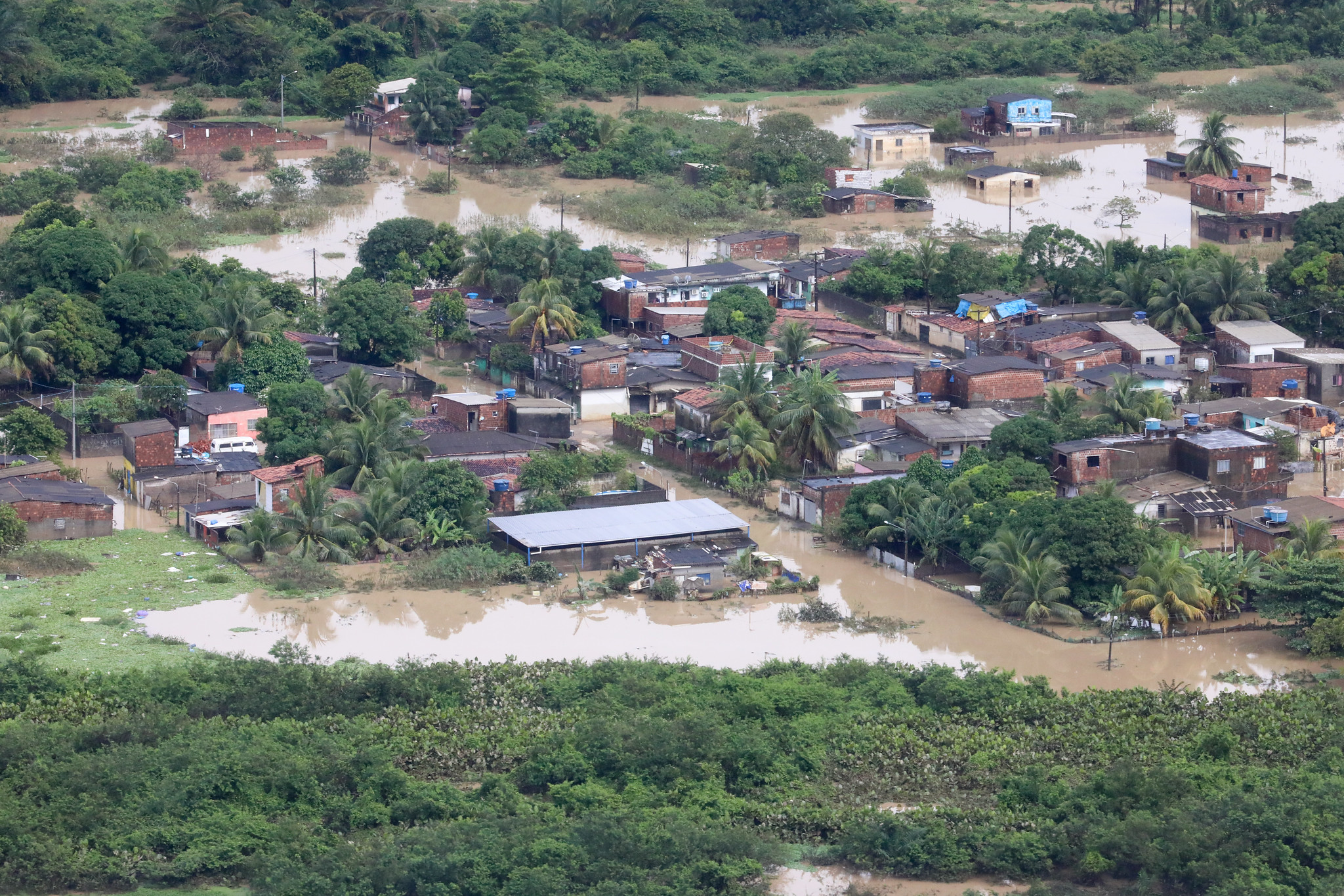 Bolsonaro anunció una línea de crédito "sin intereses" para los pequeños empresarios afectados por la catástrofe.