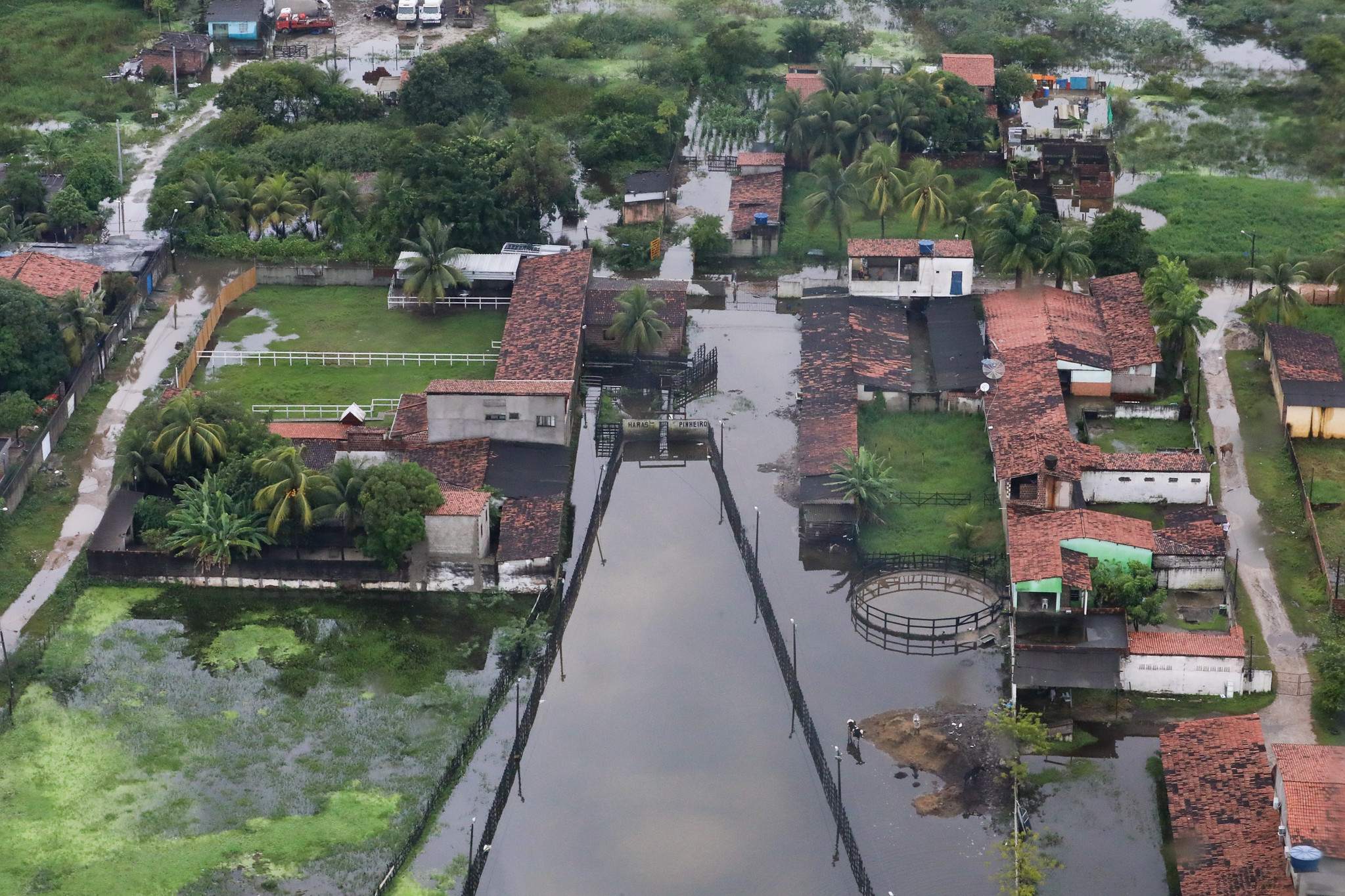 Sobrevuelo de Presidente de Brasil, Jair Bolsonaro, sobre zonas afectadas por lluvia.