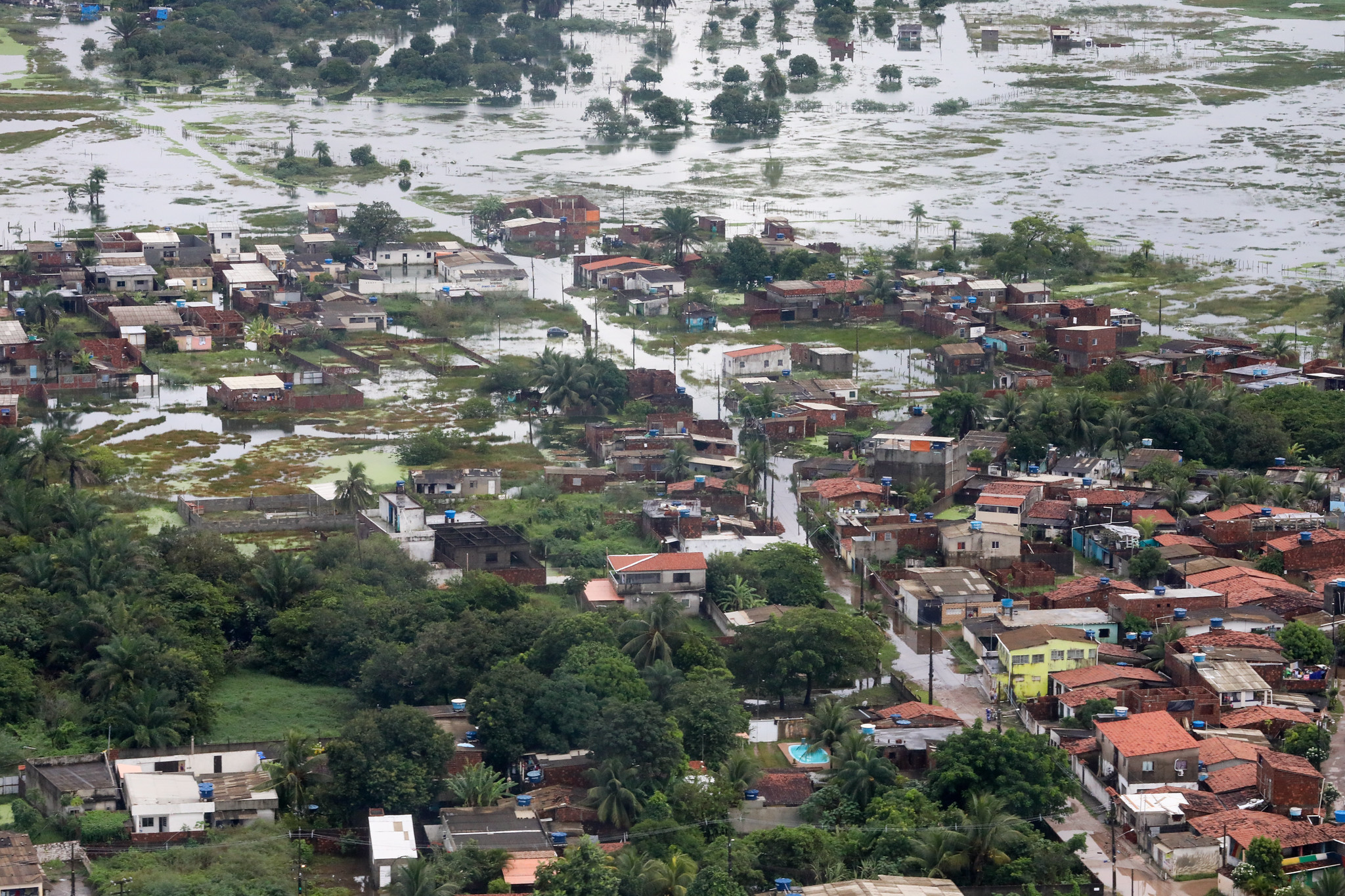 Sobrevuelo de Presidente de Brasil, Jair Bolsonaro, sobre zonas afectadas por lluvia.