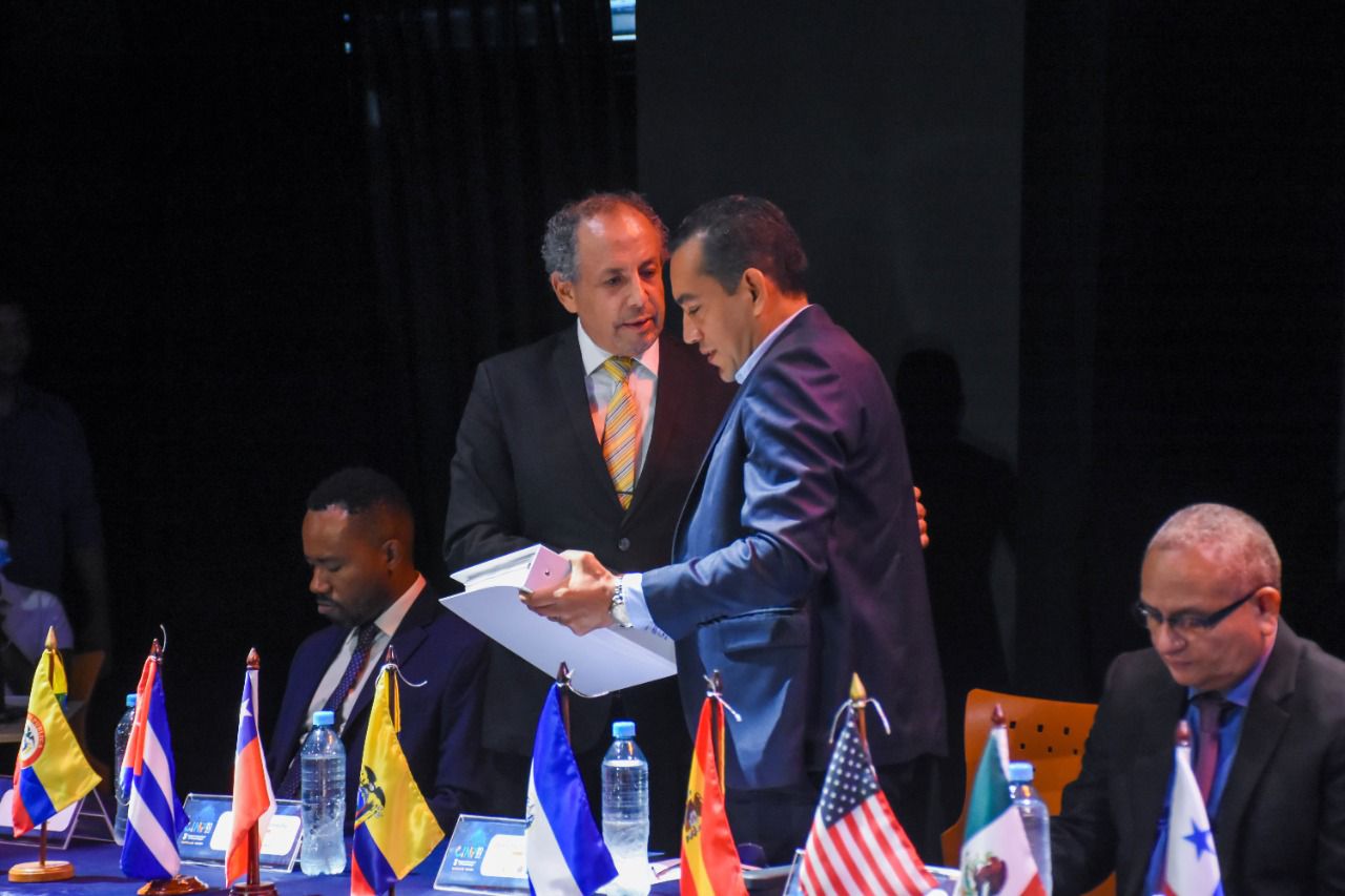 El rector de Uniatlántico, Danilo Hernández, recibe el galardón.