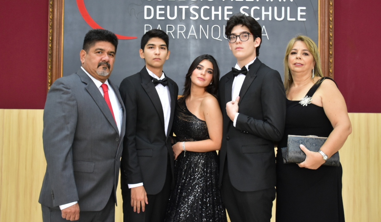 Familia Padrón Robayo en la ceremonia de graduación del Colegio Alemán.
