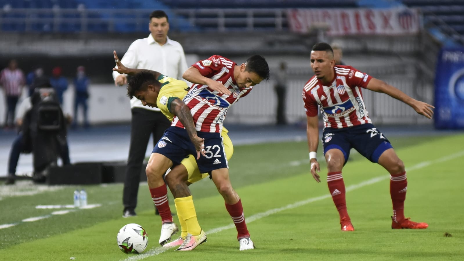 Fabián Sambueza y Carlos Esparragoza en función ofensiva.