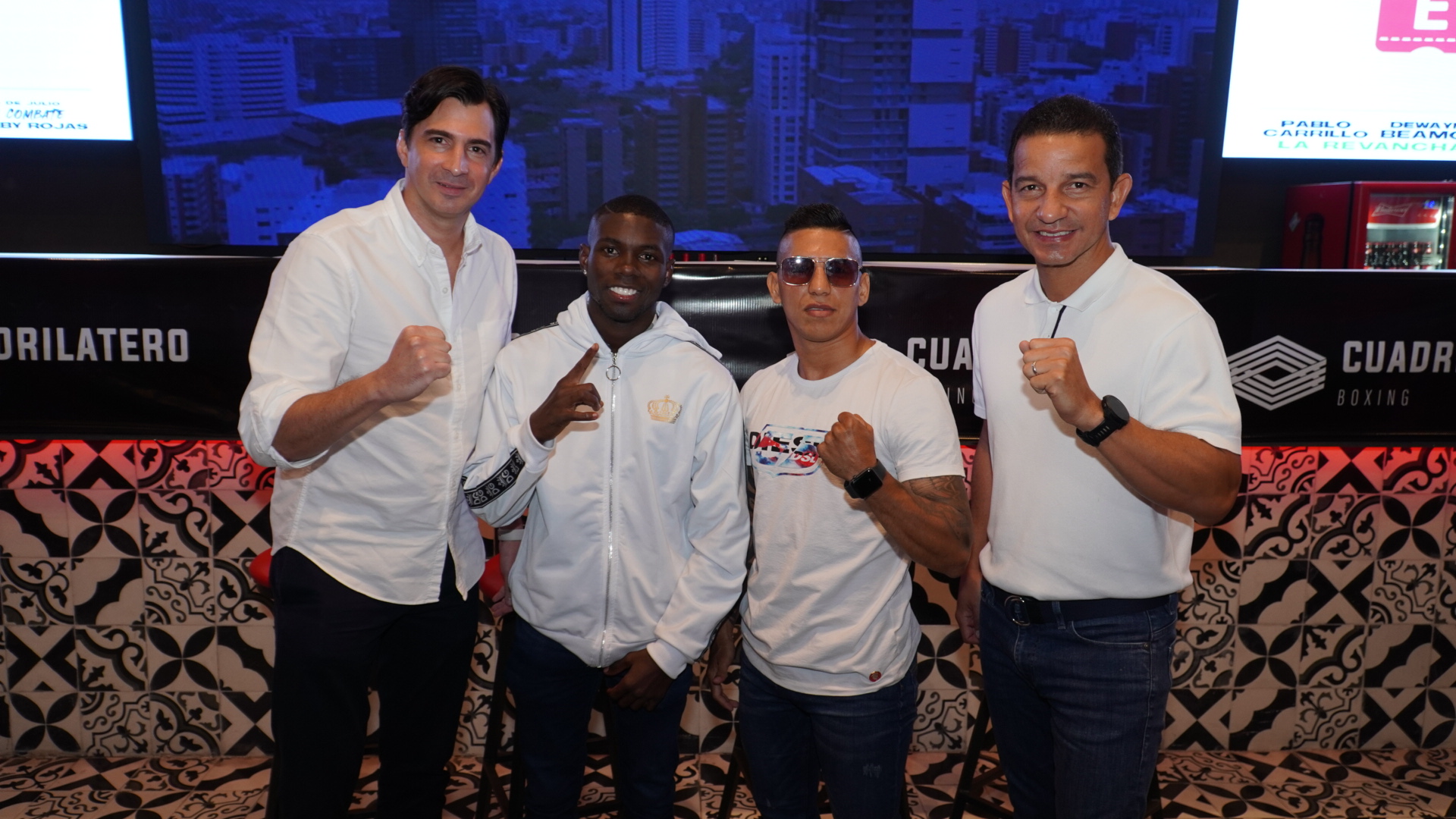 El empresario Sergio Chams, los boxeadores Yuberjen Martínez y Pablo Carillo, con el secretario de deportes Gabriel Berdugo. 