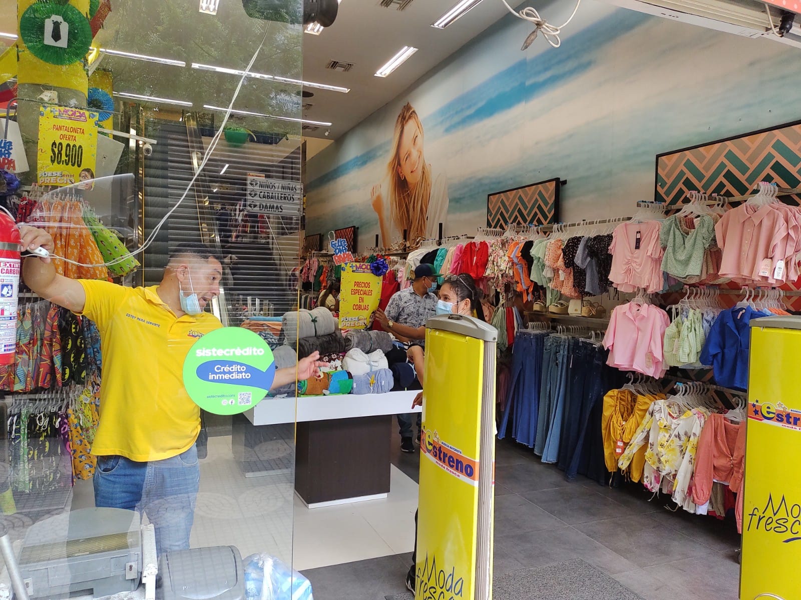 El empleado de un almacén del centro de Barranquilla revisa la mercancía en el Día sin IVA