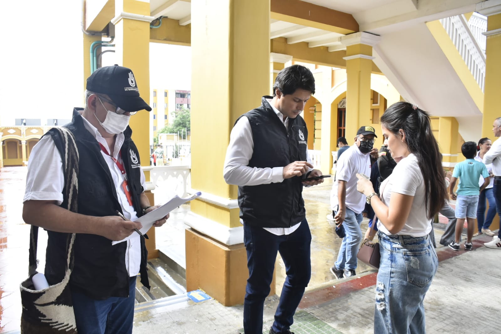 El personero distrital Miguel Alzate madrugó a pasar revista a los puestos de votación