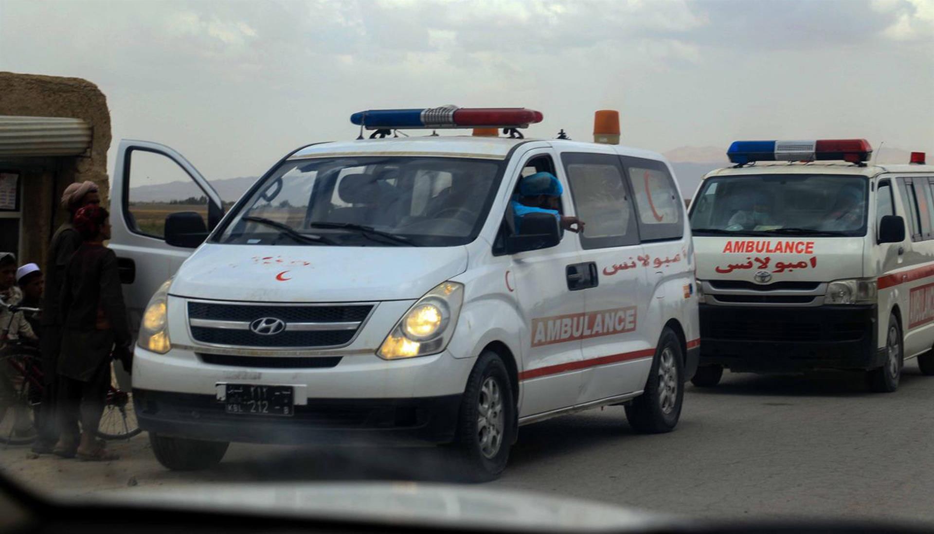 Ambulancias conducen a varias de las víctimas de sismo en Afganistán