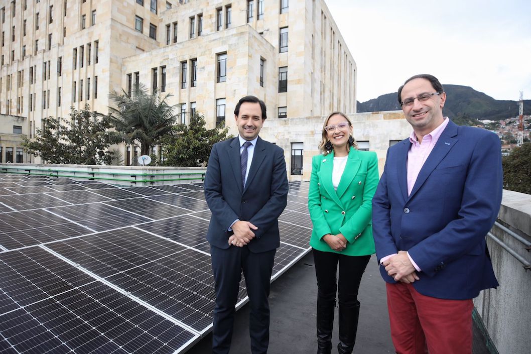 Los Ministros de Minas y de Hacienda y la Directora del Fenoge, frente a los paneles solares.
