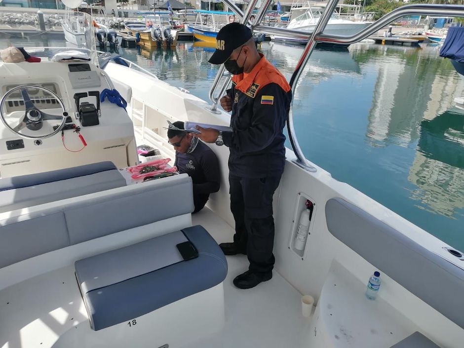 Personal de la Dimar revisando el estado técnico de las embarcaciones.