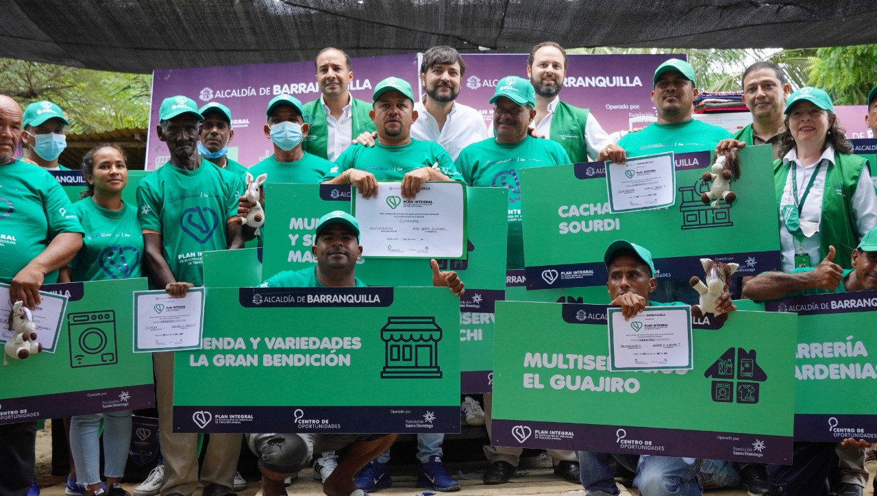 Grupo de beneficiarios con el alcalde Jaime Pumarejo