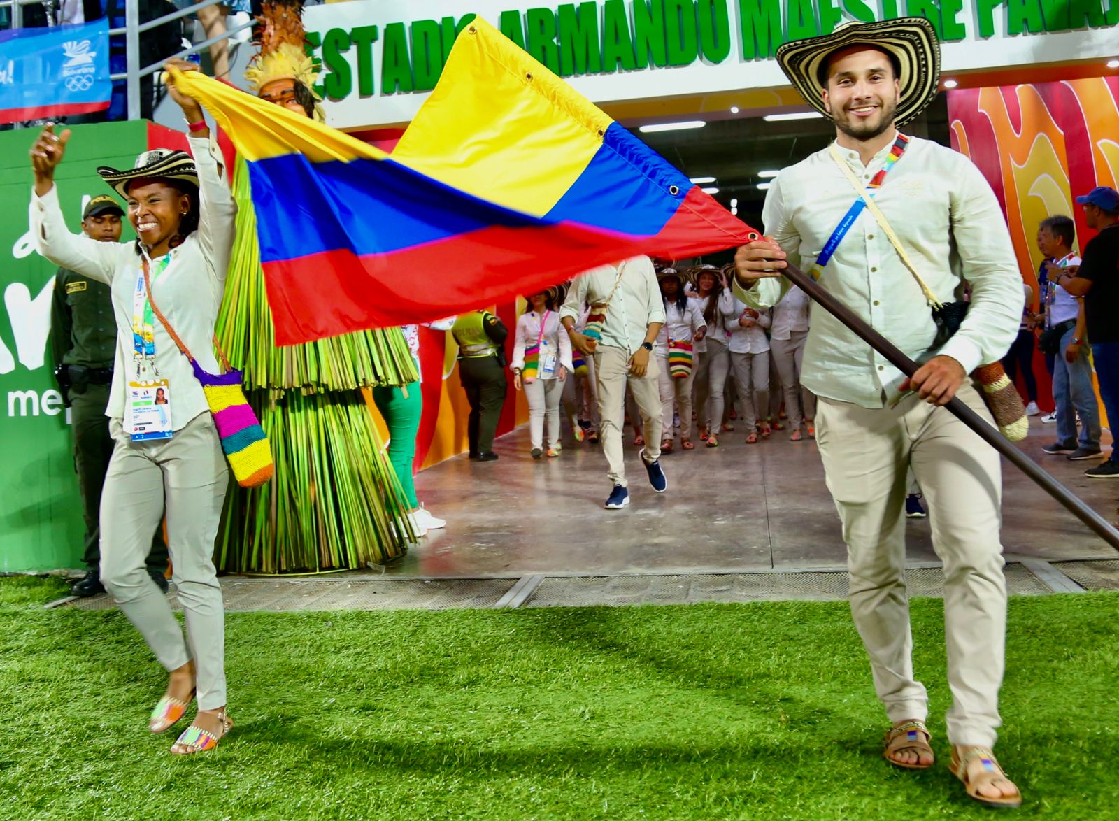 Ingrit Valencia y Carlos Ramírez, abanderados de Colombia.
