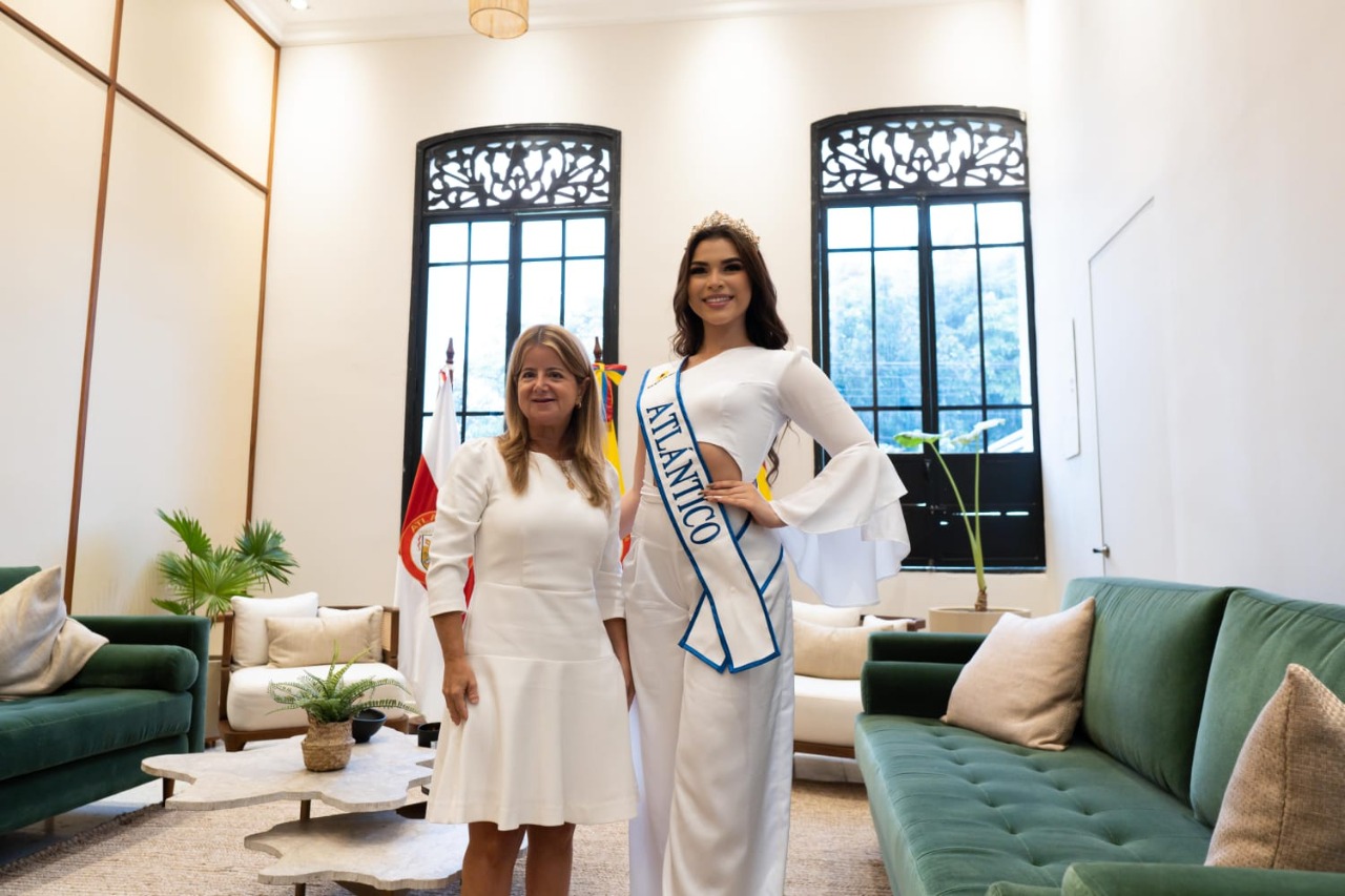 Con la gobernadora Elsa Noguera el día de la imposición de la banda como Miss Mundo Atlántico.