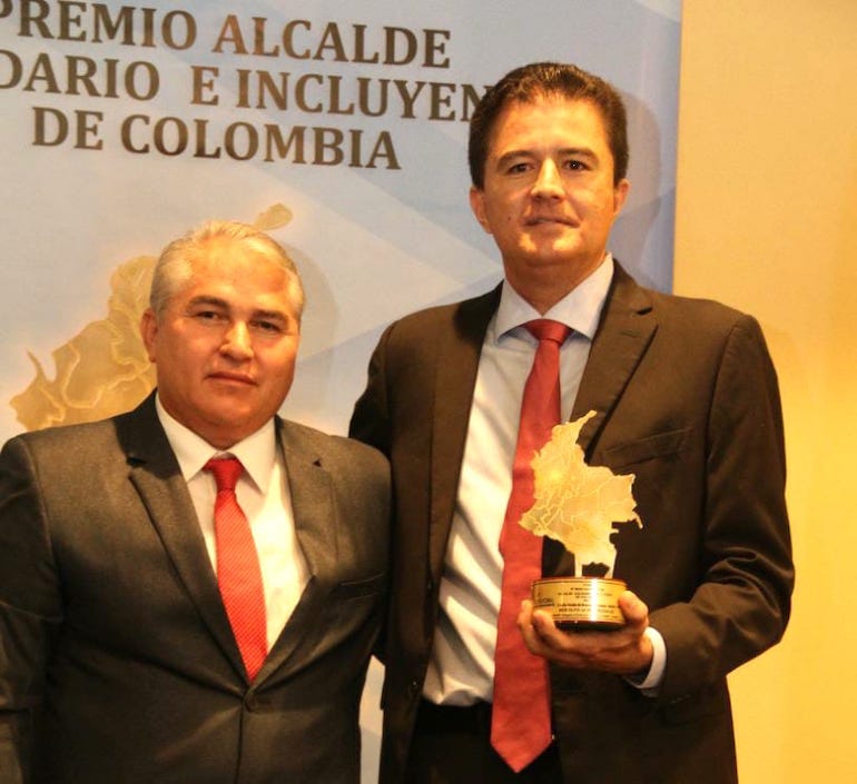 La distinción entregada al Alcalde de Soledad, Rodolfo Ucrós Rosales.