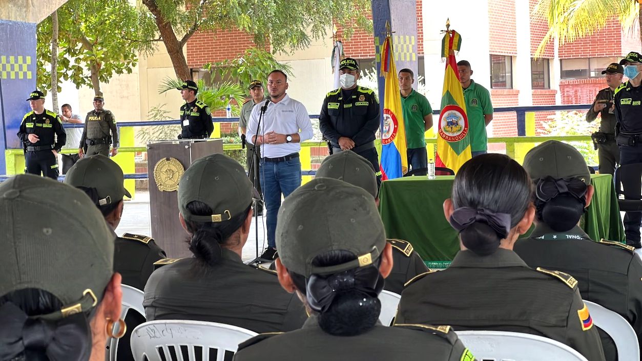 El Comandante de la Policía Metropolitana BG Luis Carlos Hernández y el Jefe de la Oficina de Seguridad, Nelson Patrón, dándole la bienvenida a los policías.