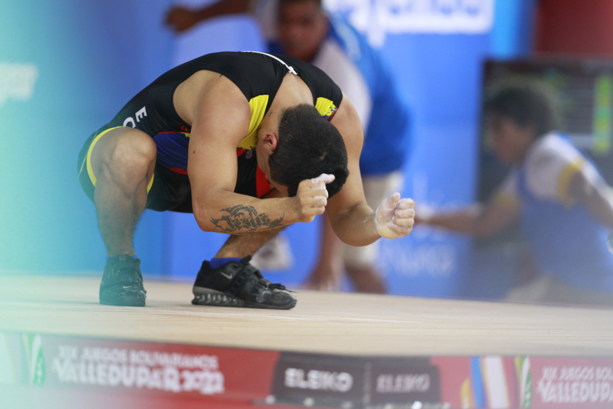 Jhony David Artega de Ecuador compite en arranque masculino 61kg.