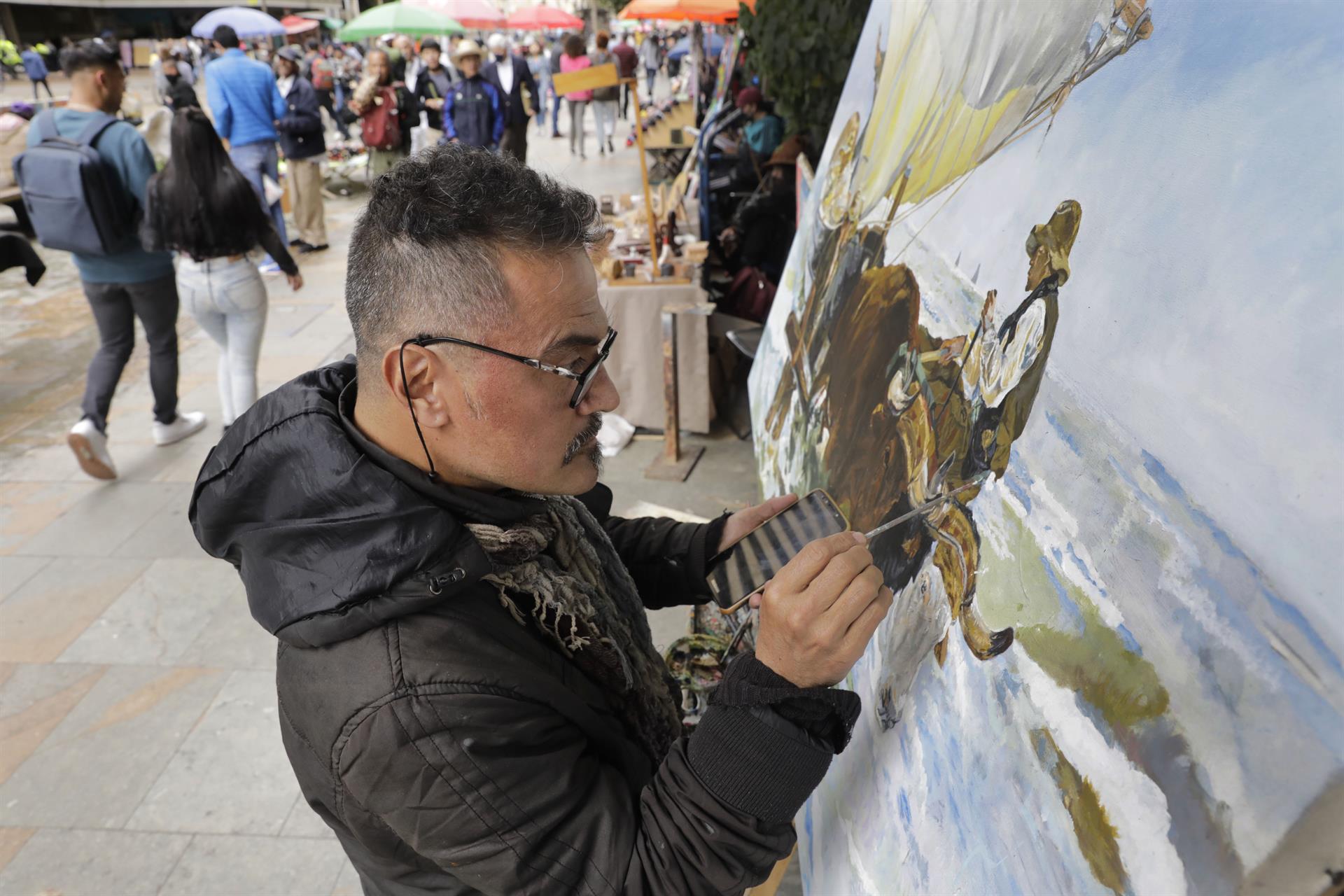 Artistas, pintores y artesanos en las calles del centro de Bogotá. 