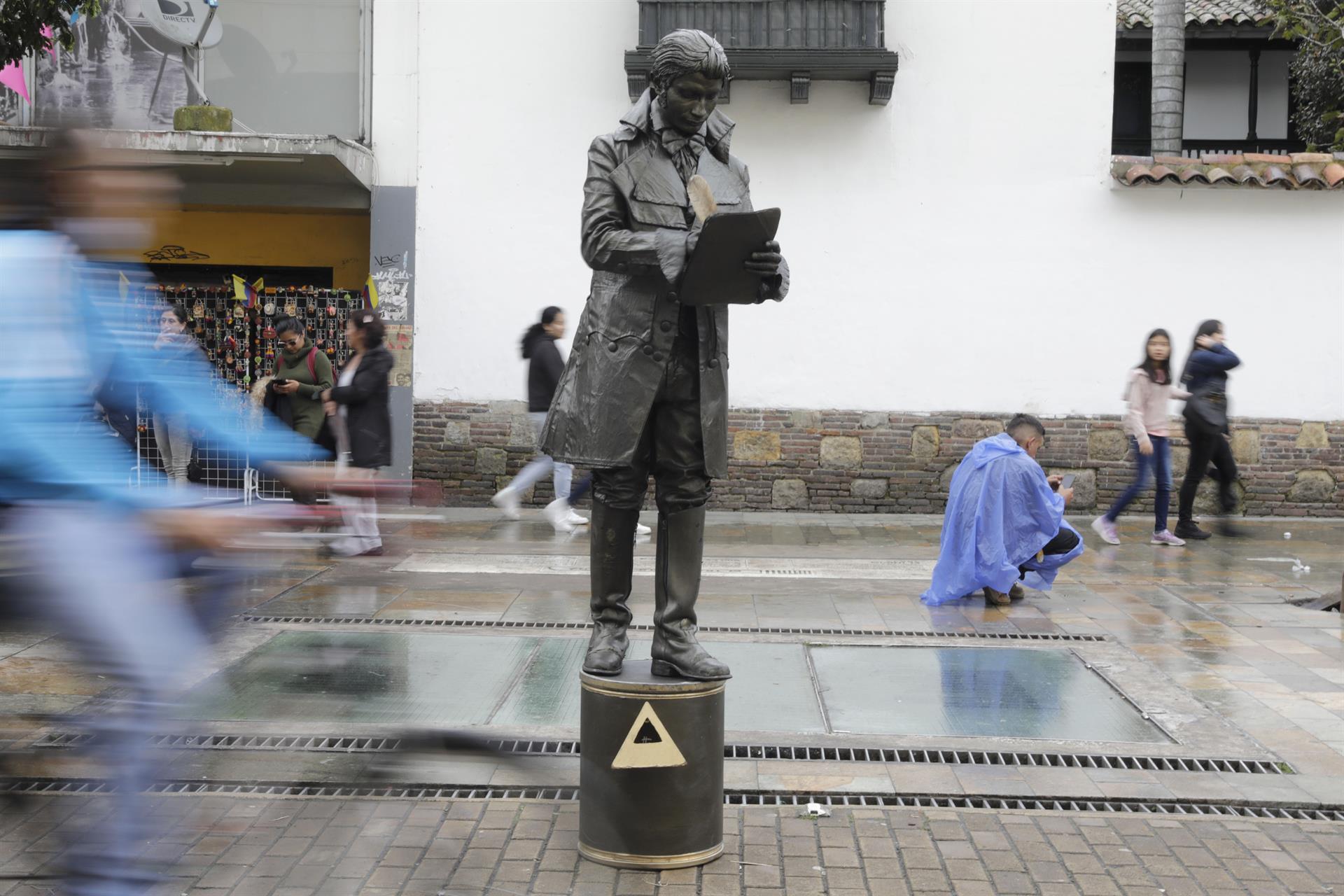 Artistas, pintores y artesanos en las calles del centro de Bogotá. 
