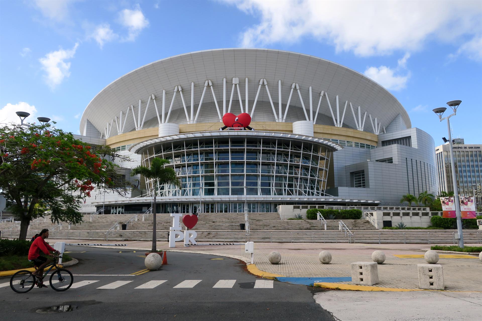 La entrada principal del Coliseo de Puerto Rico está adornada con el corazón incluido en la portada del nuevo disco de Bad Bunny, “Un Verano Sin Ti”.