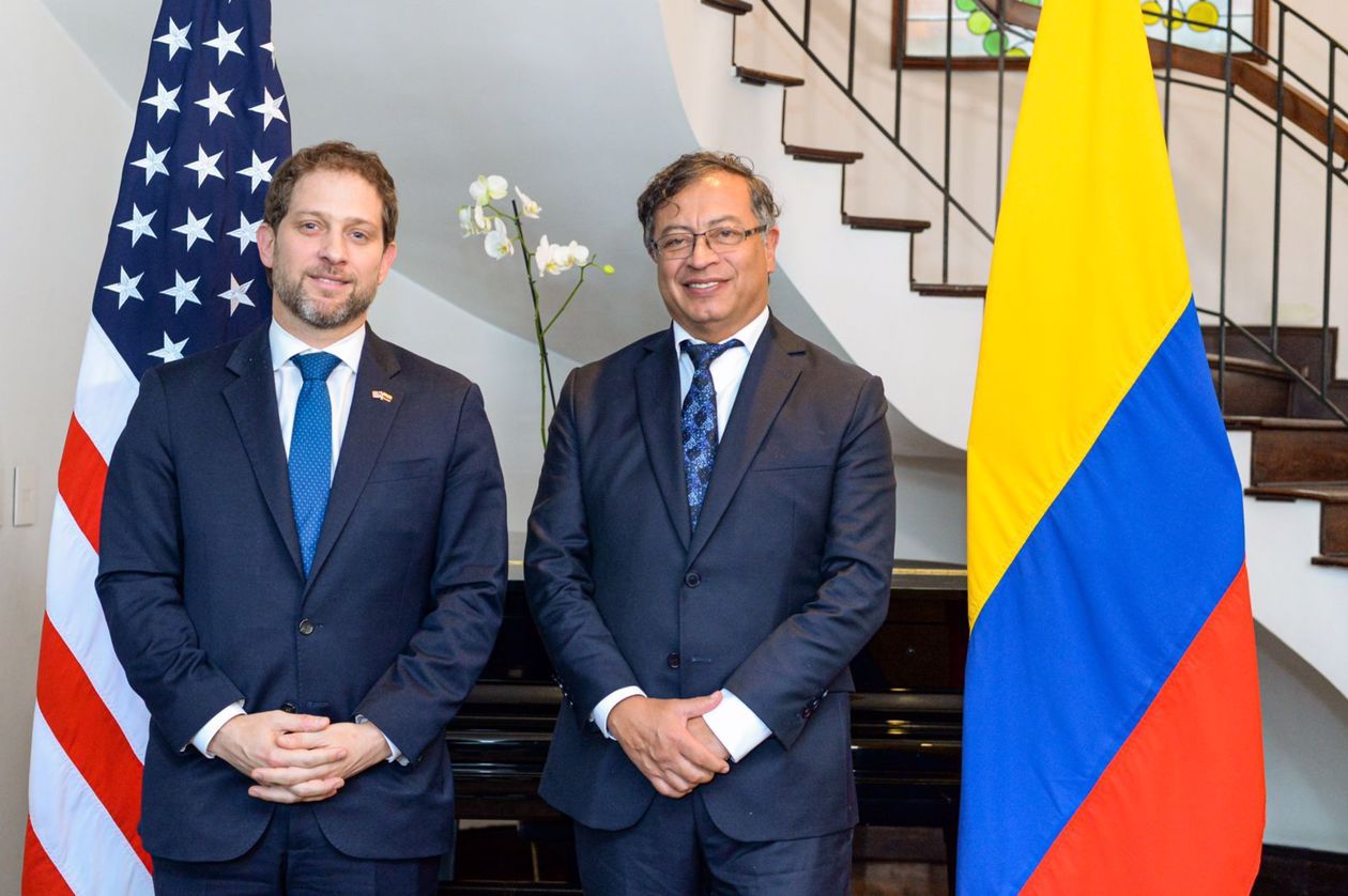El presidente electo de Colombia, Gustavo Petro, y Jonathan Finer, secretario principal adjunto de seguridad nacional de Estados Unidos, posan hoy, durante un encuentro bilateral en Bogotá.
