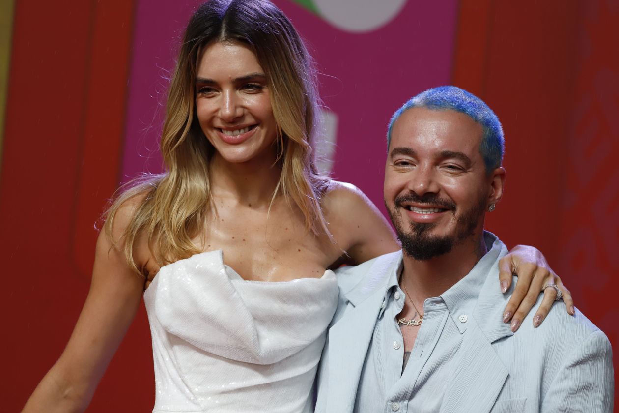  J Balvin y Valentina Ferrer, posaron durante la alfombra roja de los Premios Juventud 2022, en el Coliseo José Miguel Agrelot en San Juan (Puerto Rico).