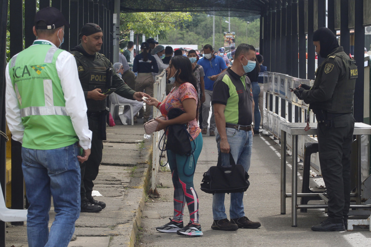 Agentes de la Policía Nacional mientras revisan los documentos de personas que cruzan el Puente Internacional Francisco de Paula Santander.