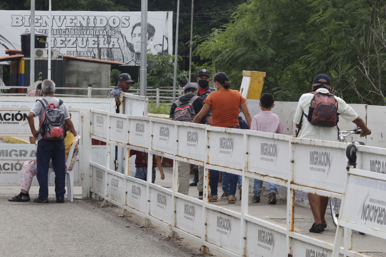 Personas que cruzan el Puente Internacional Francisco de Paula Santander, que conecta a Ureña en el Estado Táchira (Venezuela) con el departamento de Norte de Santander (Colombia).
