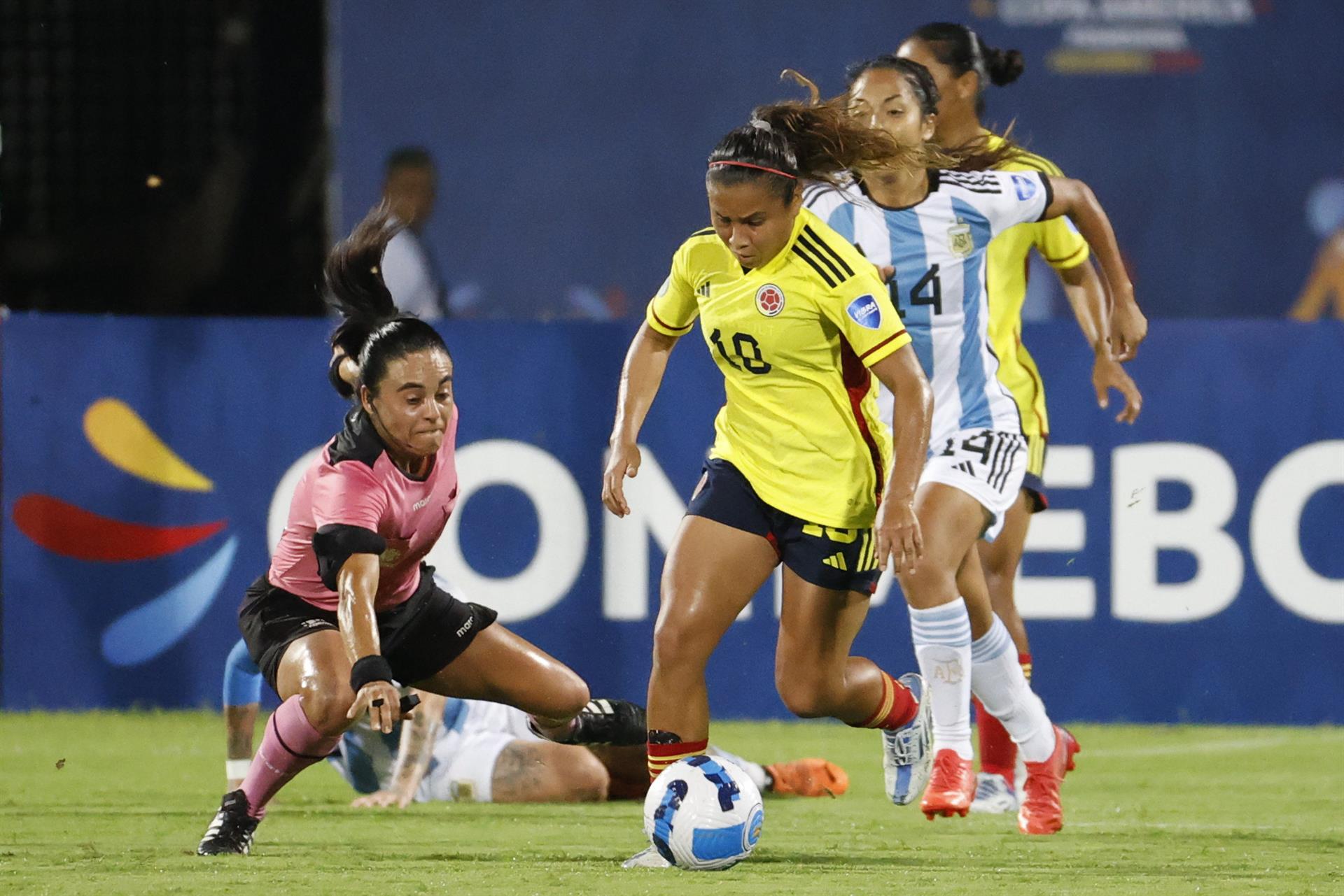 La árbitra chilena María Carvajal cae junto a Leicy Santos de Colombia y Miriam Mayorga de Argentina.