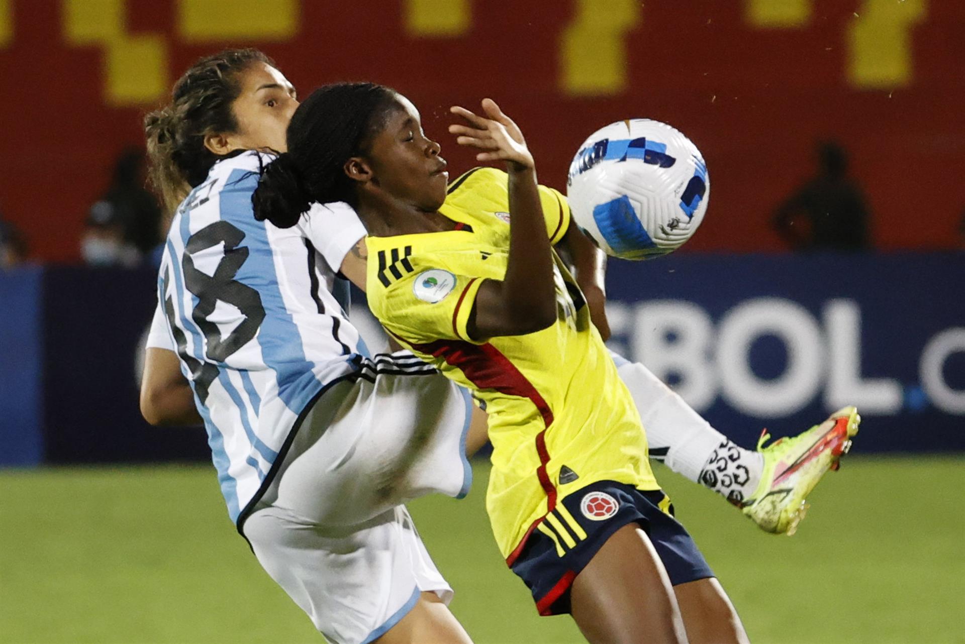 Linda Caicedo, de Colombia disputa un balón con Gabriela Chávez de Argentina.