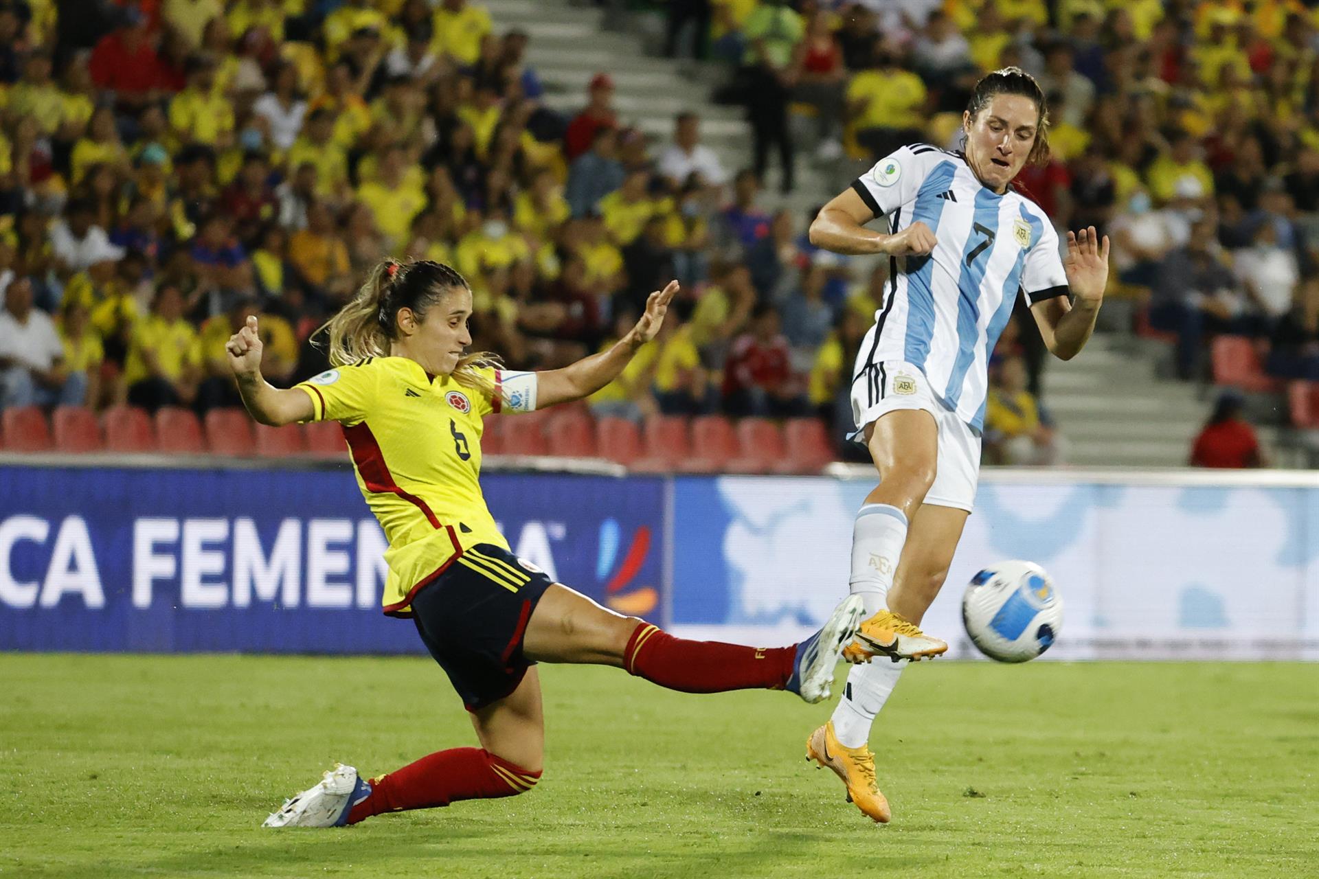 Daniela Montoya de Colombia, y Romina Núñez, de Argentina en una jugada del partido.