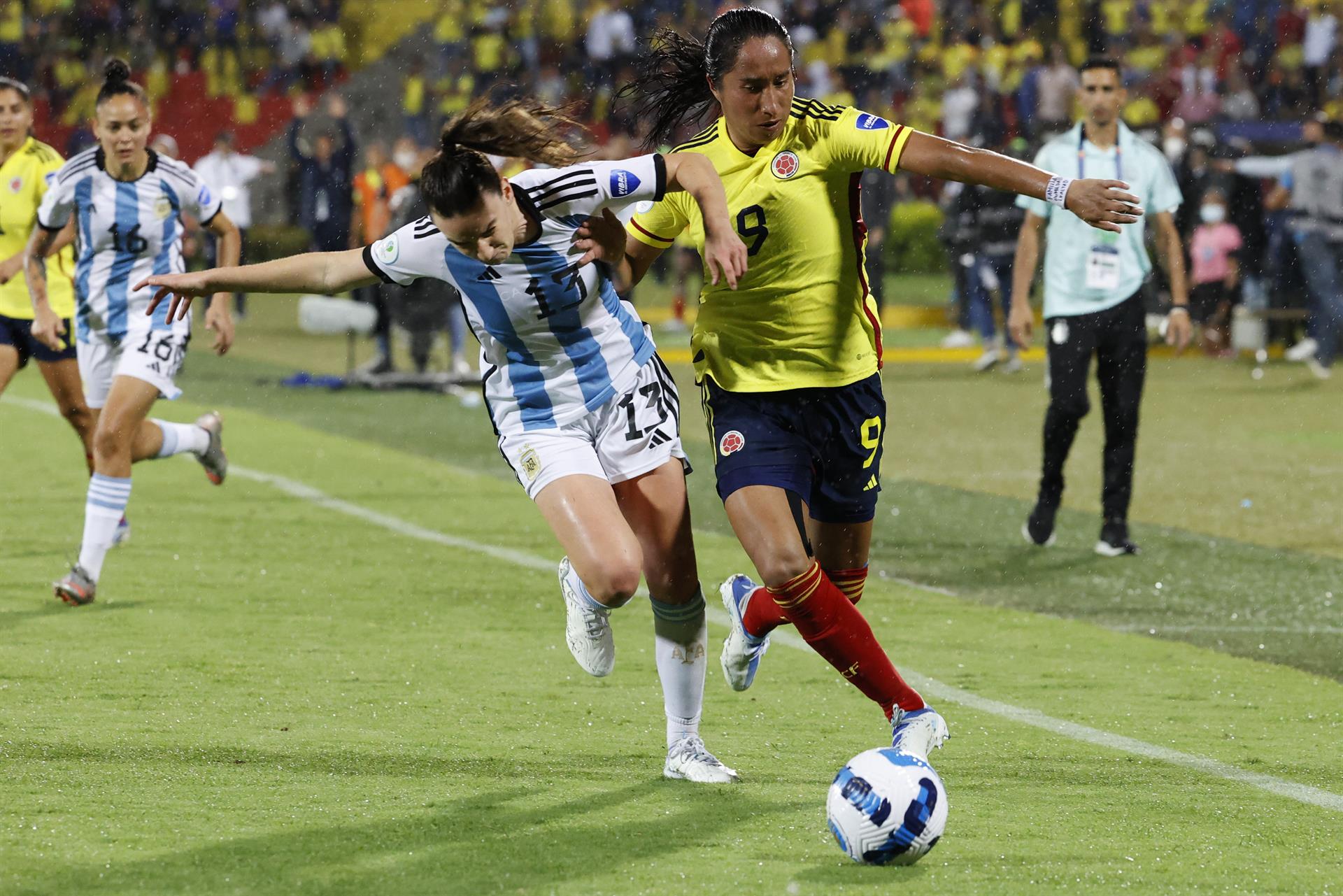 Mayra Ramírez de Colombia y Sophie Wais de Argentina