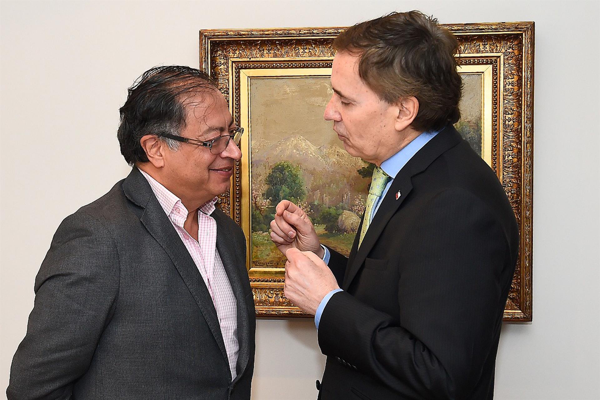 Petro dialoga con el embajador de Chile, Ricardo Hernández, en el encuentro de este viernes.