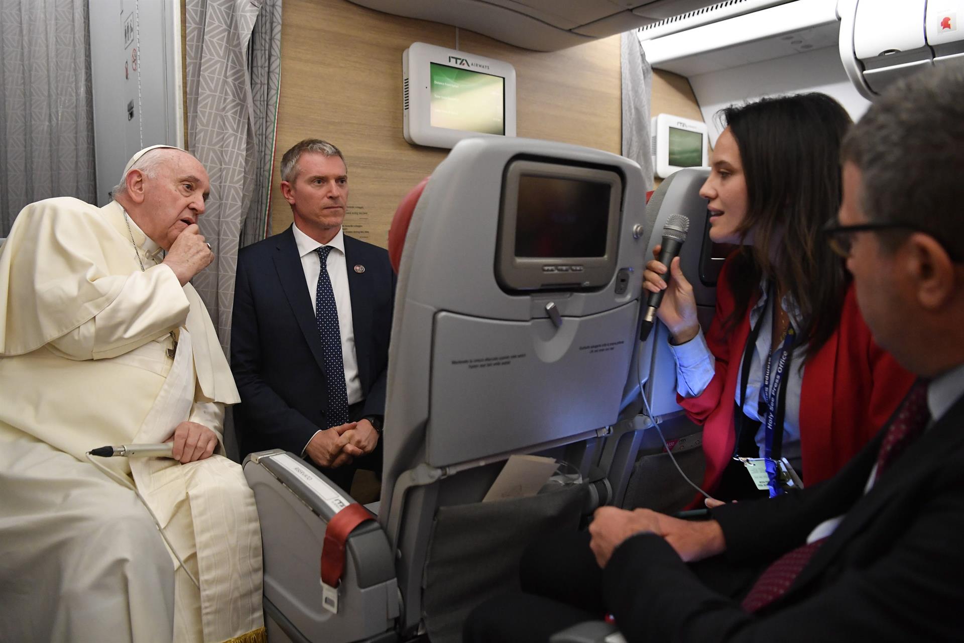 El papa atiende a periodistas en el vuelo de regreso al Vaticano.