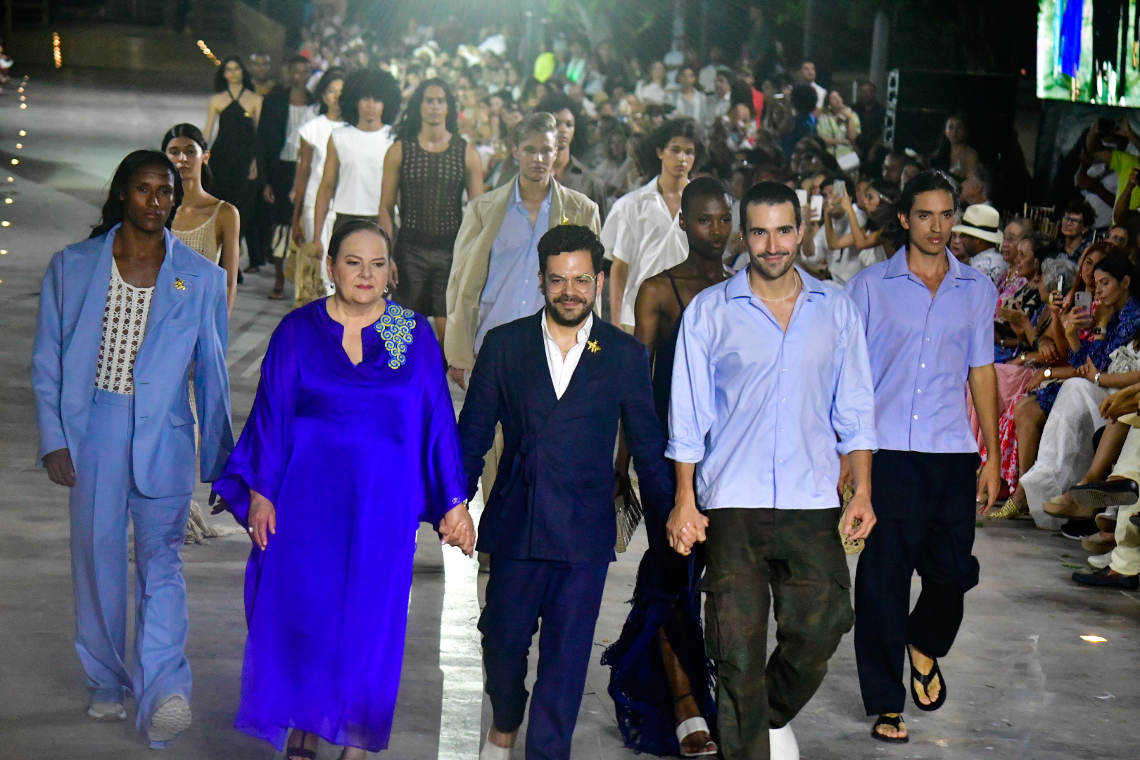 El reconocido diseñador Juan Pablo Socarrás cerró su desfile de la mano de su mamá.