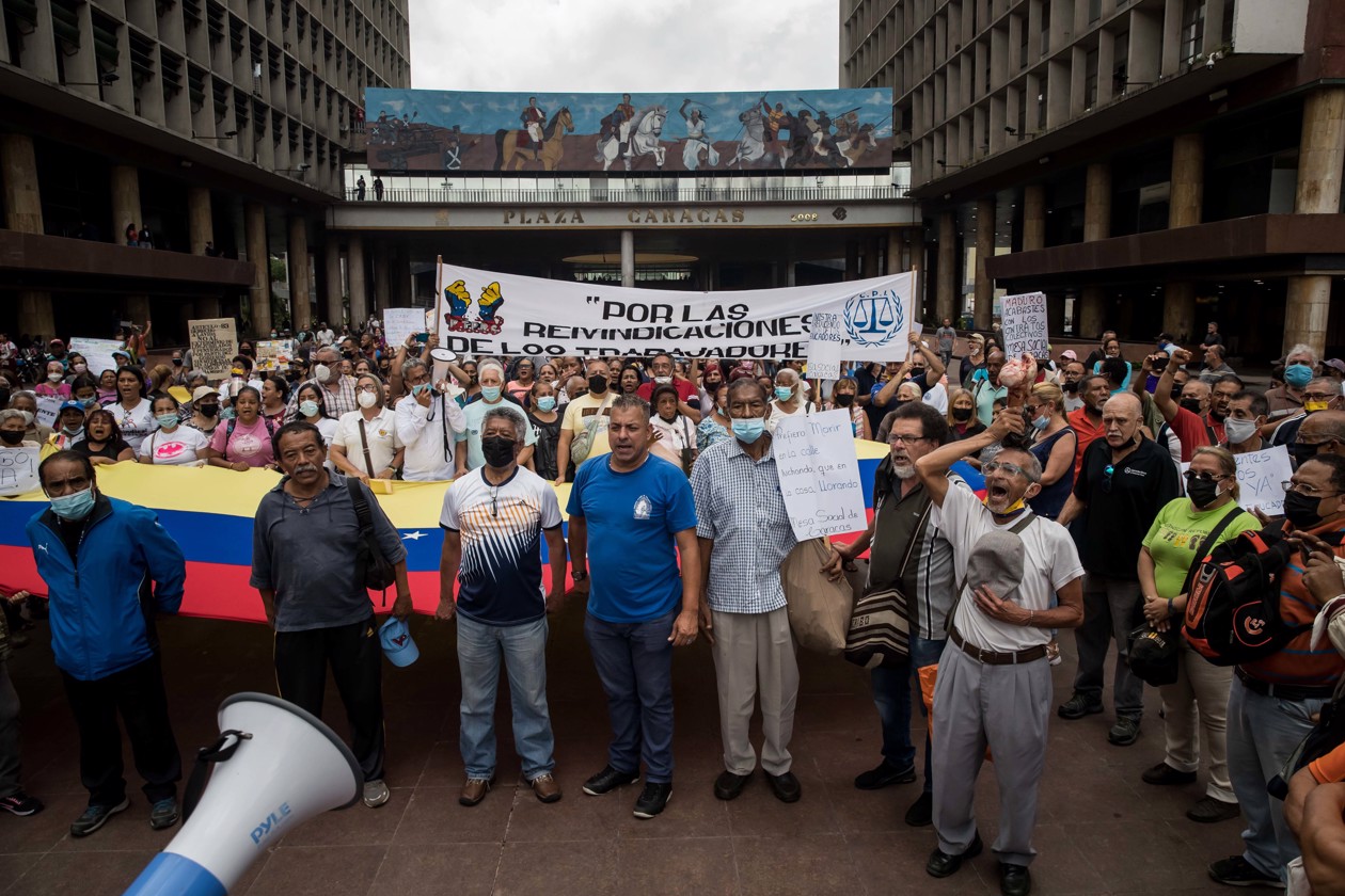 Empleados públicos venezolanos protestan en Caracas