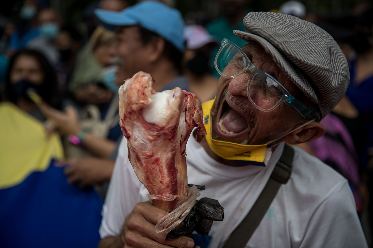 Empleados públicos venezolanos protestan en Caracas