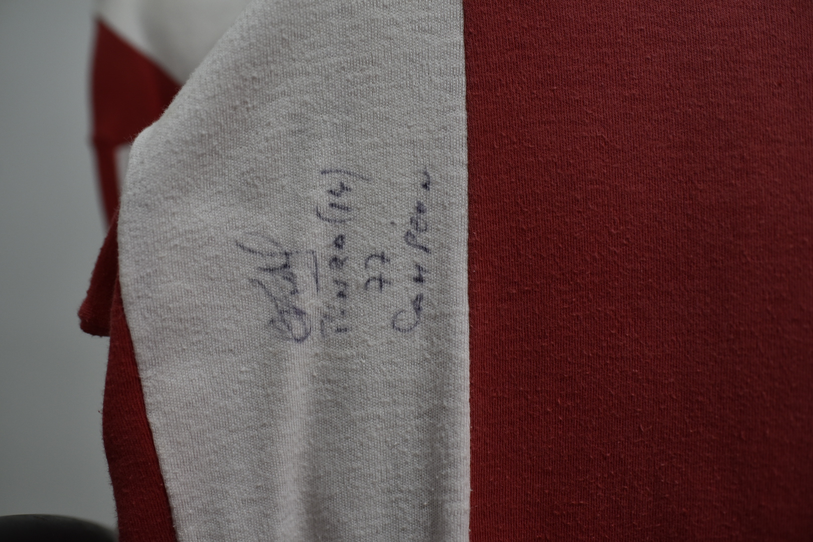 La firma de Carlos Vidal en una camiseta de 1978. 