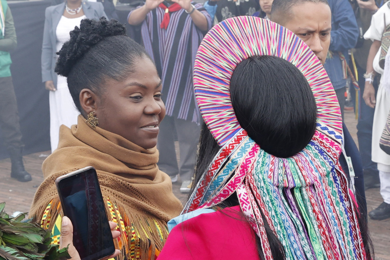 Indígenas realizan una ceremonia de posesión popular y espiritual para el presidente entrante Gustavo Petro y su vicepresidenta, Francia Márquez.