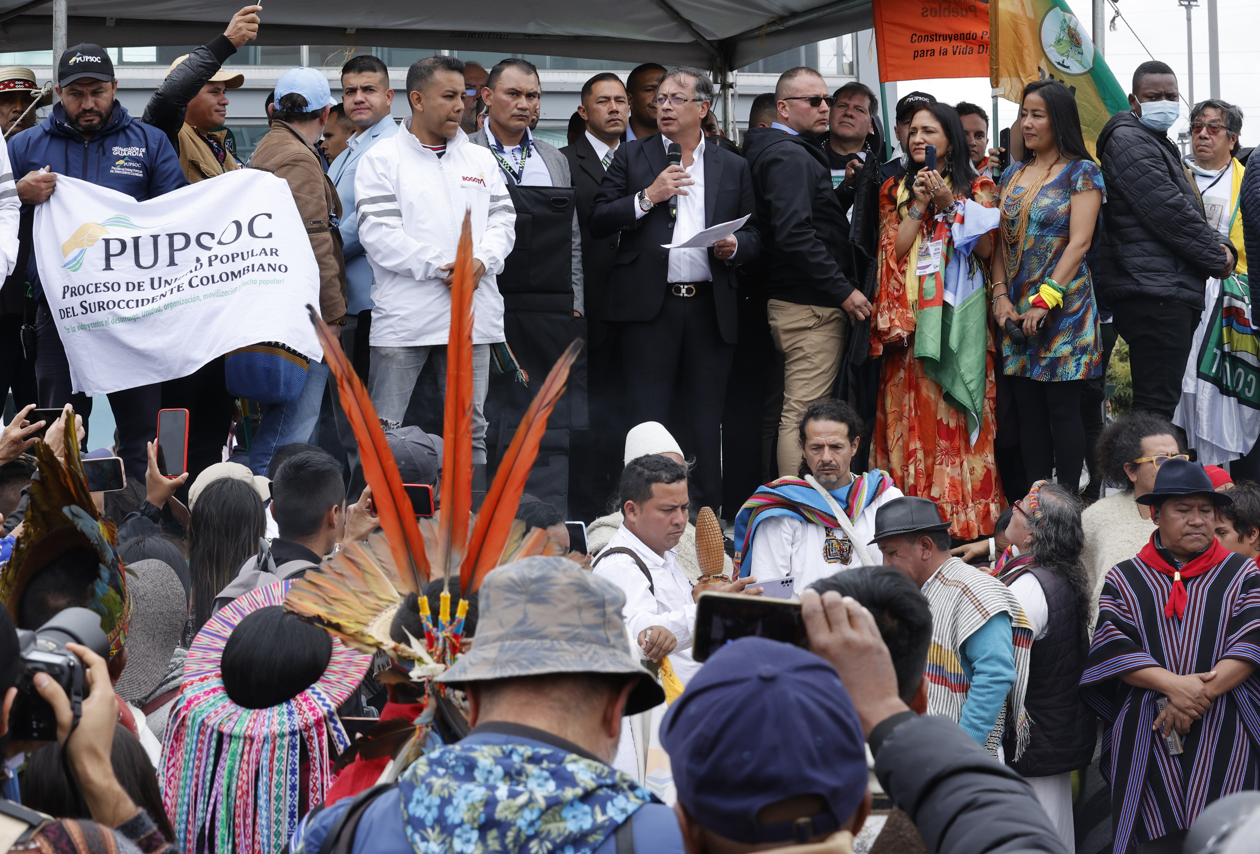Indígenas realizan una ceremonia de posesión popular y espiritual para el presidente entrante Gustavo Petro y su vicepresidenta, Francia Márquez.