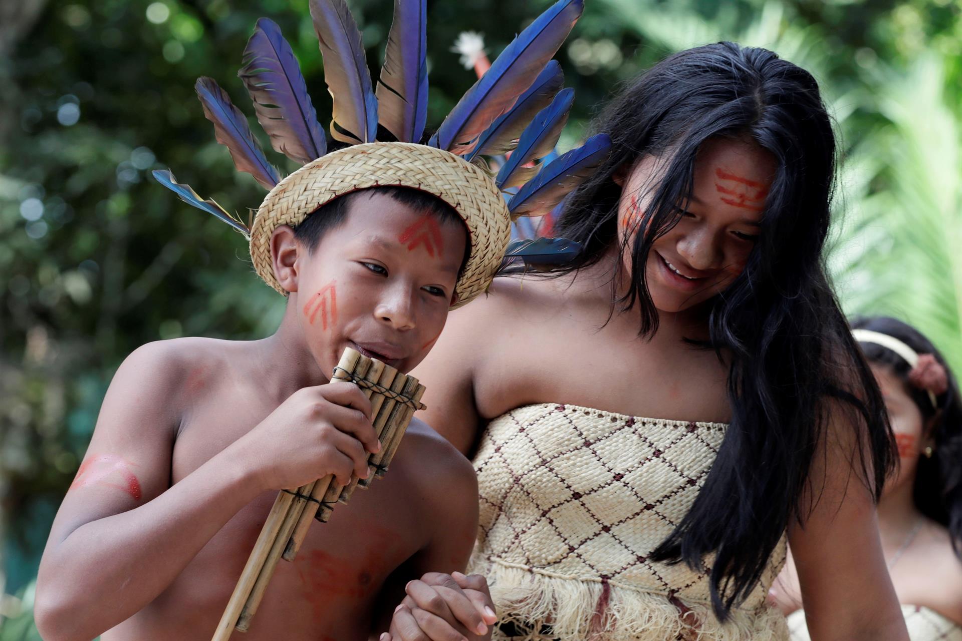 Dos niños indígenas bailan una danza folclórica en San José del Guaviare, Colombia, en septiembre del 2021.
