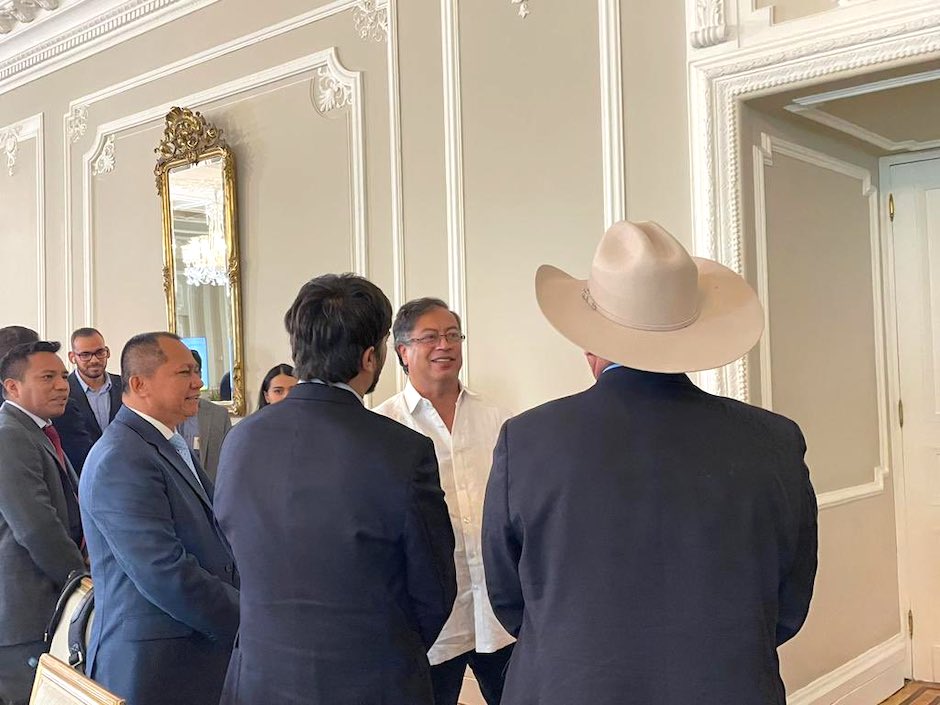 El Presidente Gustavo Petro recibiendo a los Alcaldes en la Casa de Nariño.
