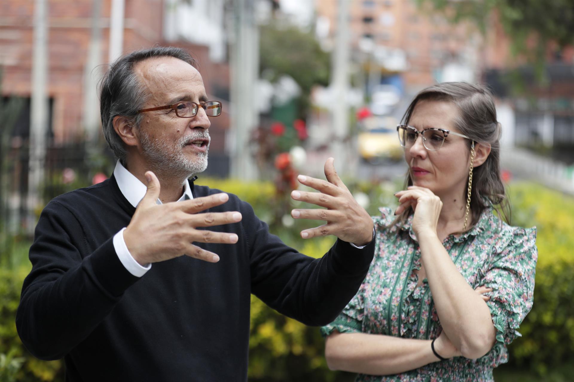 El dibujante y caricaturista Alfredo Garzón y la actriz y dramaturga Verónica Ochoa.