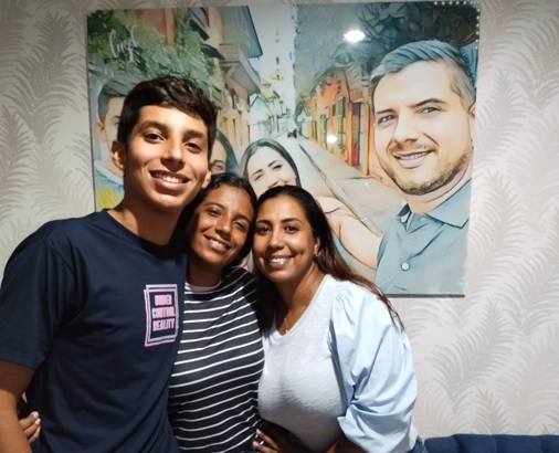 Kelly junto a sus hijos Juan Pablo, de 17 años, y Stephany, de 13.