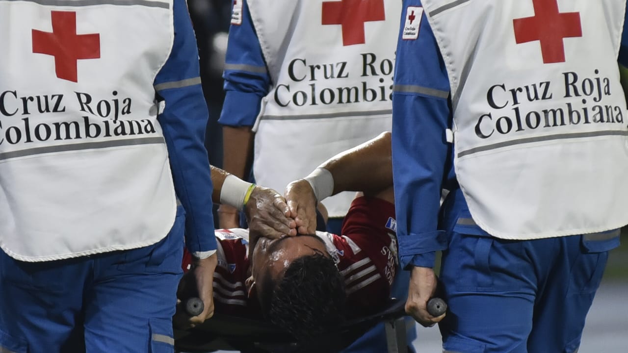 Fernando Uribe se retiró llorando en la camilla. 