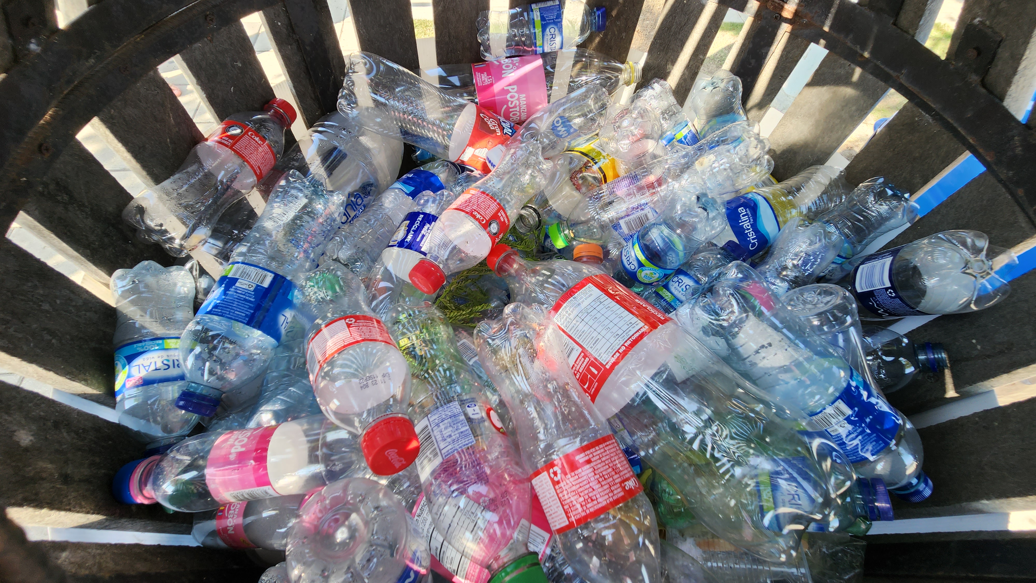 Botellas de plástico depositadas en puntos recicladores.