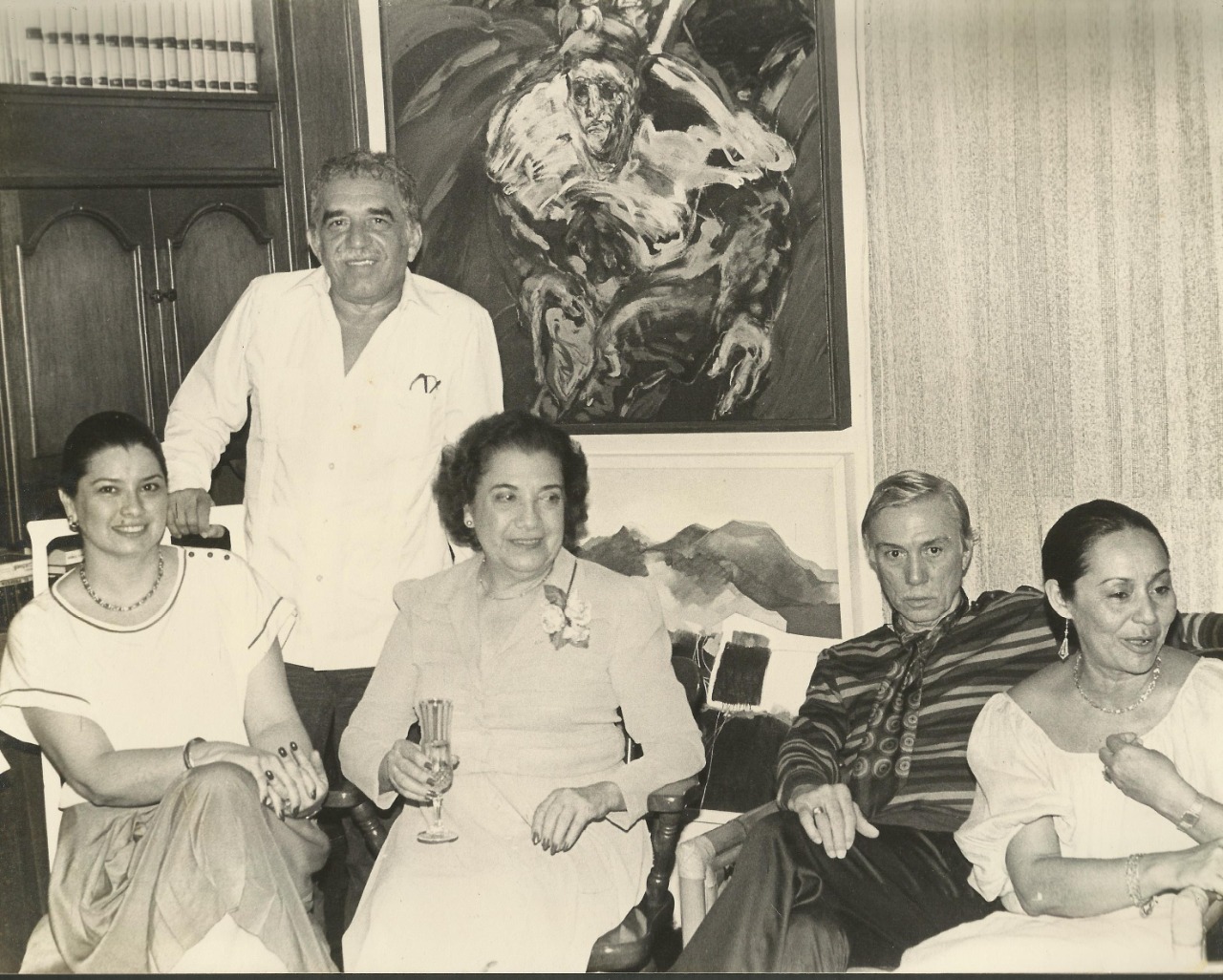 Meira Delmar, poetisa atlanticense, con Gabriel García Márquez y su esposa, en un grupo de amigos.