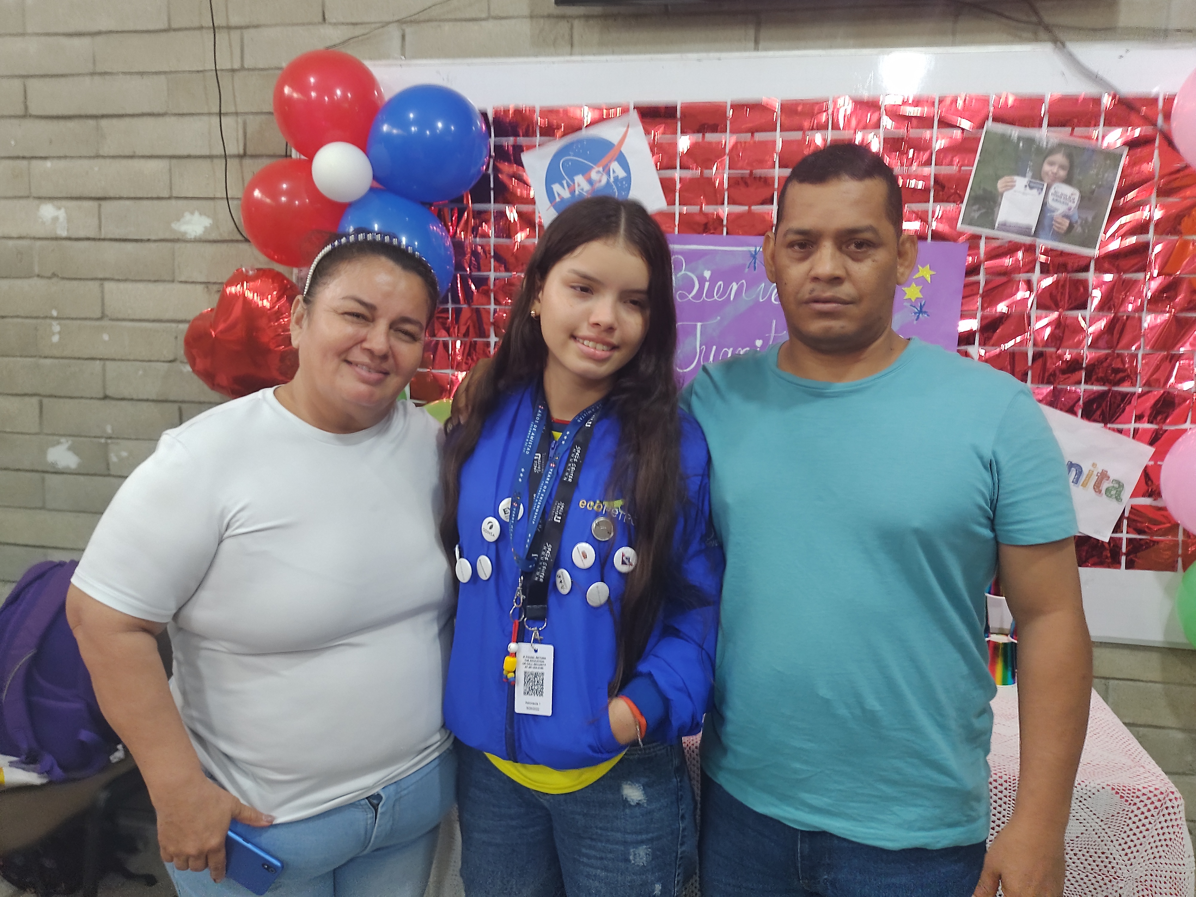 Juanita Estrada, con sus padres