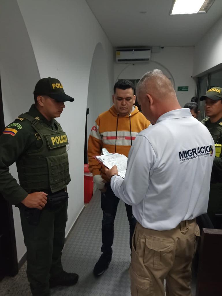 Digno Palomino, señalado máximo cabecilla de 'Los Costeños', siendo entregado a las autoridades de Policía y Migración Colombia.