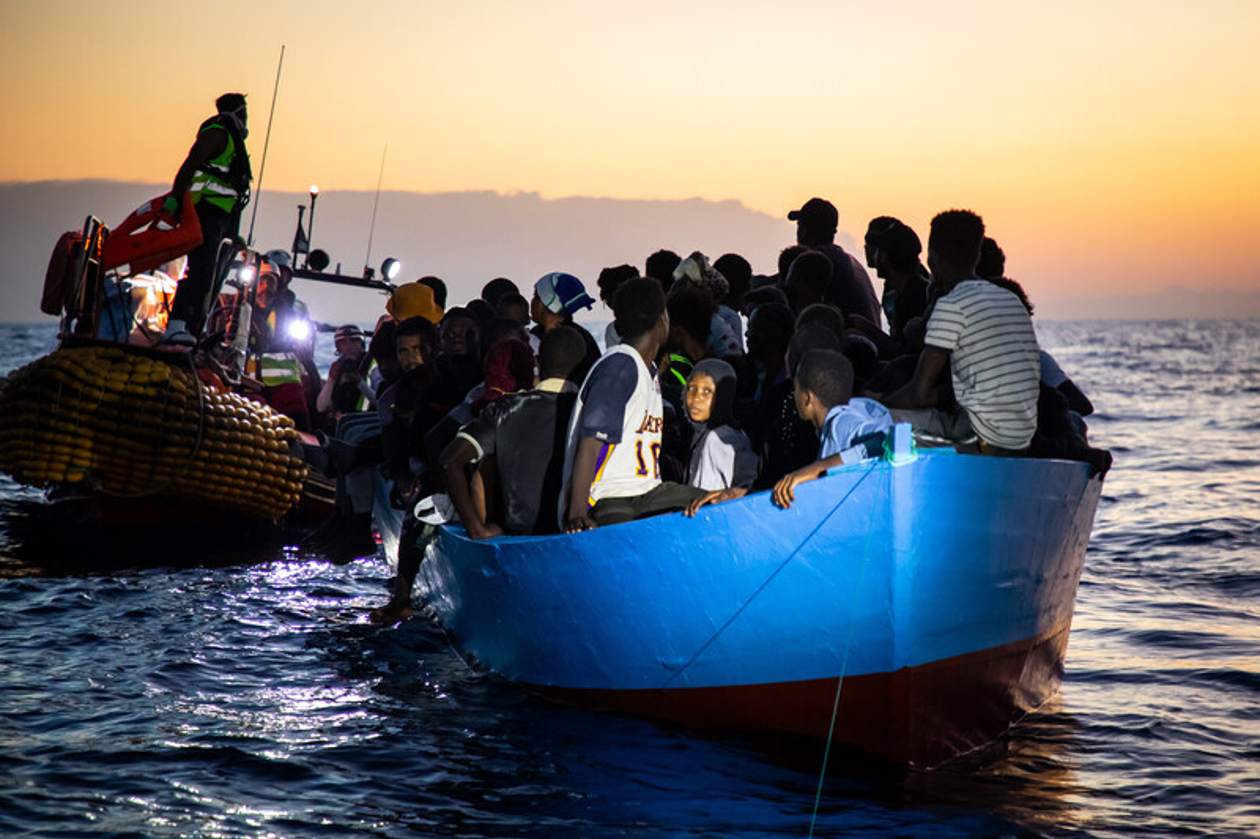 Migrantes esperan un puerto urgente para desembarcar desde que fueron rescatados en el Mediterráneo central. 