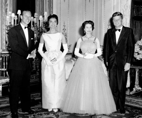 El Duque de Edimburgo e Isabel II junto al entionces Presidente de EE.UU., John F. Kennedy y la primera dama Jaqueline Kennedy, en 1961.